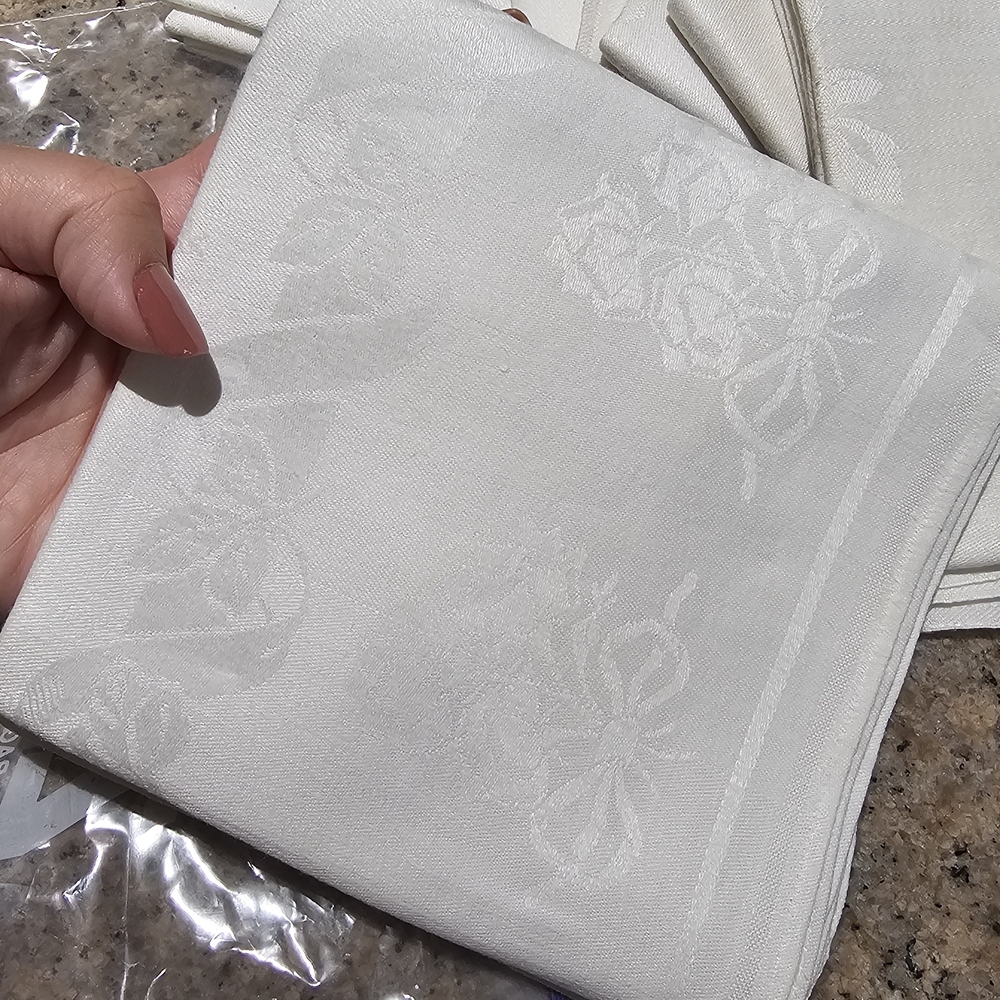 Elegant White Cloth Napkins - Picture 2 of 4